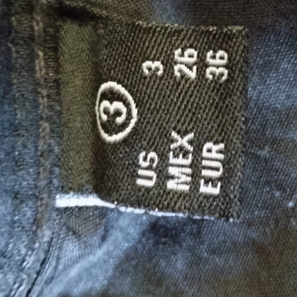 Distressed Graphic Jeans - Picture 4 of 6